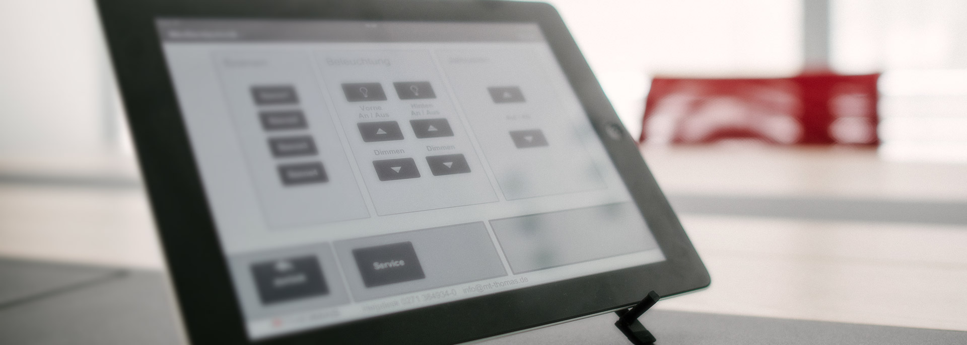 Aufstell-Tablett PC auf dem Tisch, zur Steuerung von Beamer in Kombination mit dem Monitor
